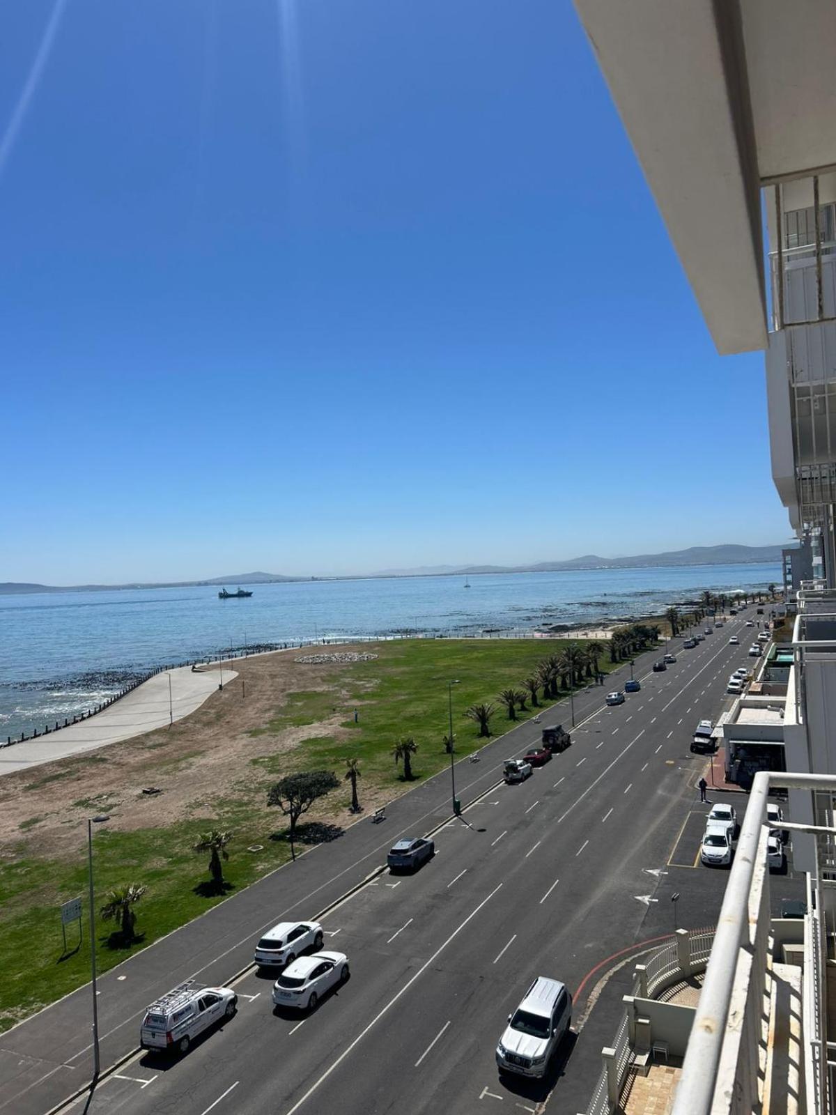 Mouilie Point 1 Bedroom With Sea Views And Pool Apartment Cape Town