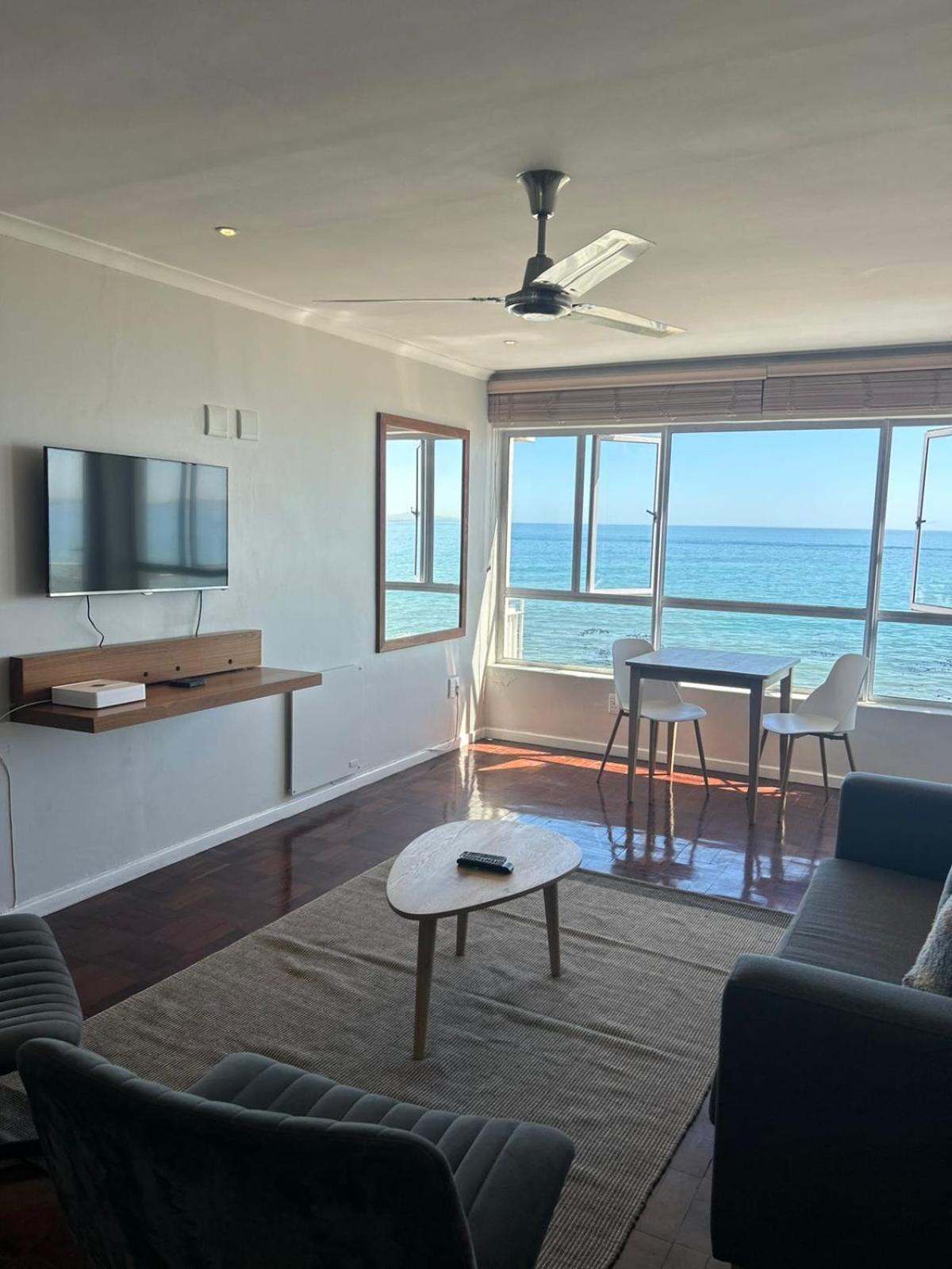 Mouilie Point 1 Bedroom With Sea Views And Pool Cape Town