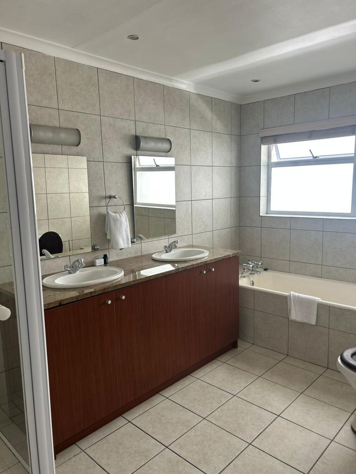 Mouilie Point 1 Bedroom With Sea Views And Pool * Cape Town